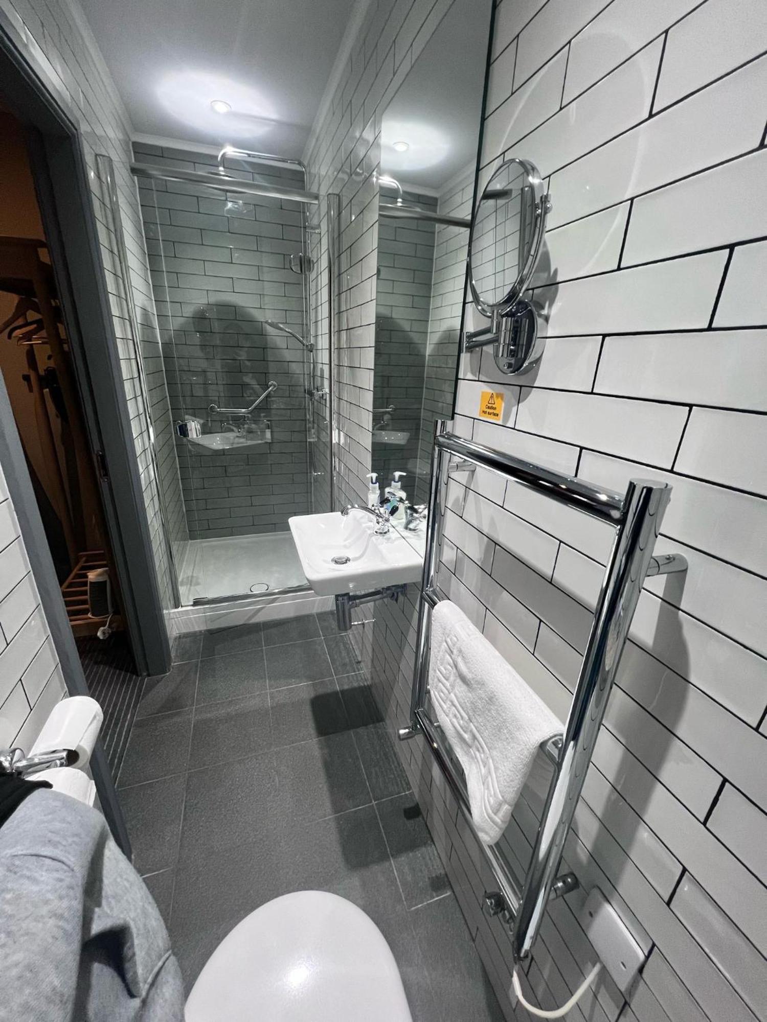 The New Hobbit Hotel Rooms Halifax Exterior photo